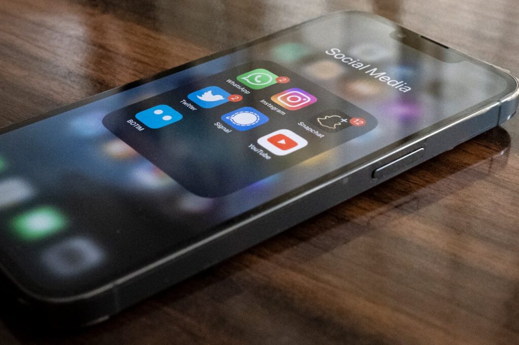 social media a telefon képernyőjén